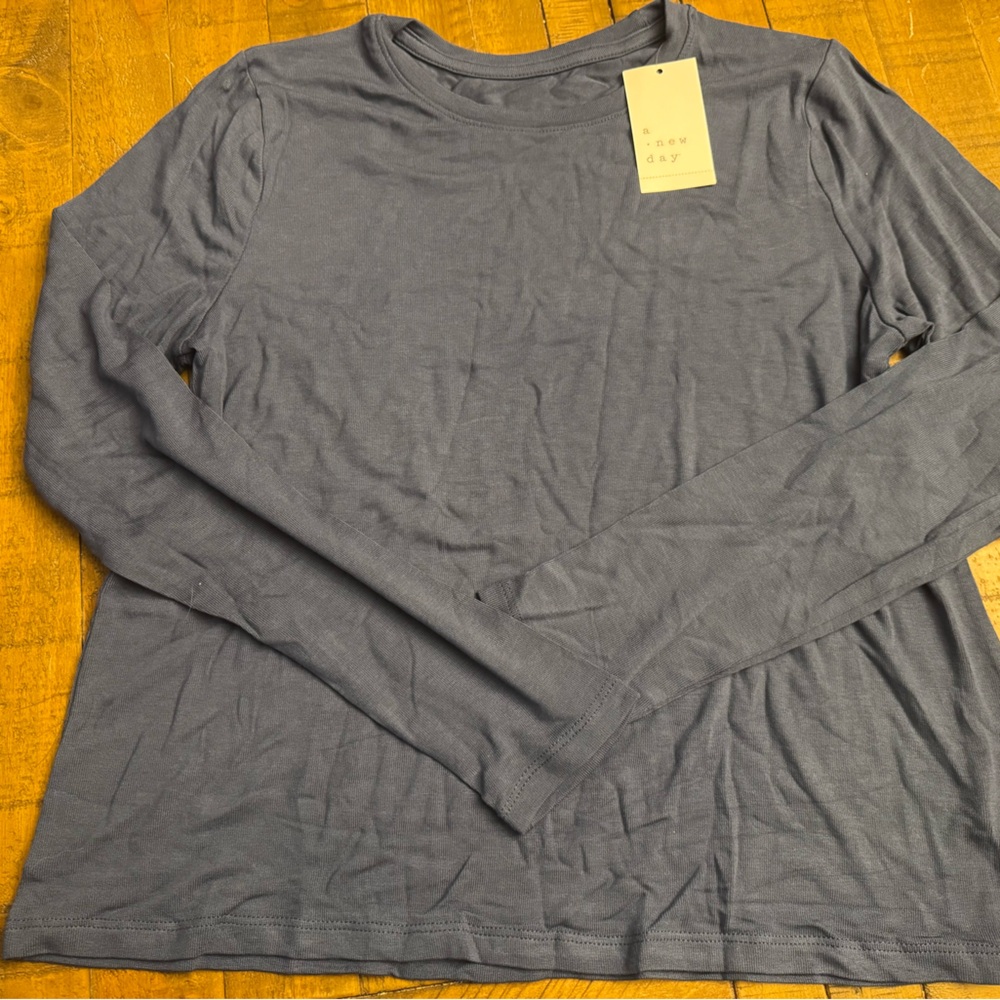 New Day Women's Fitted Long Sleeve Shirt Size M NWT